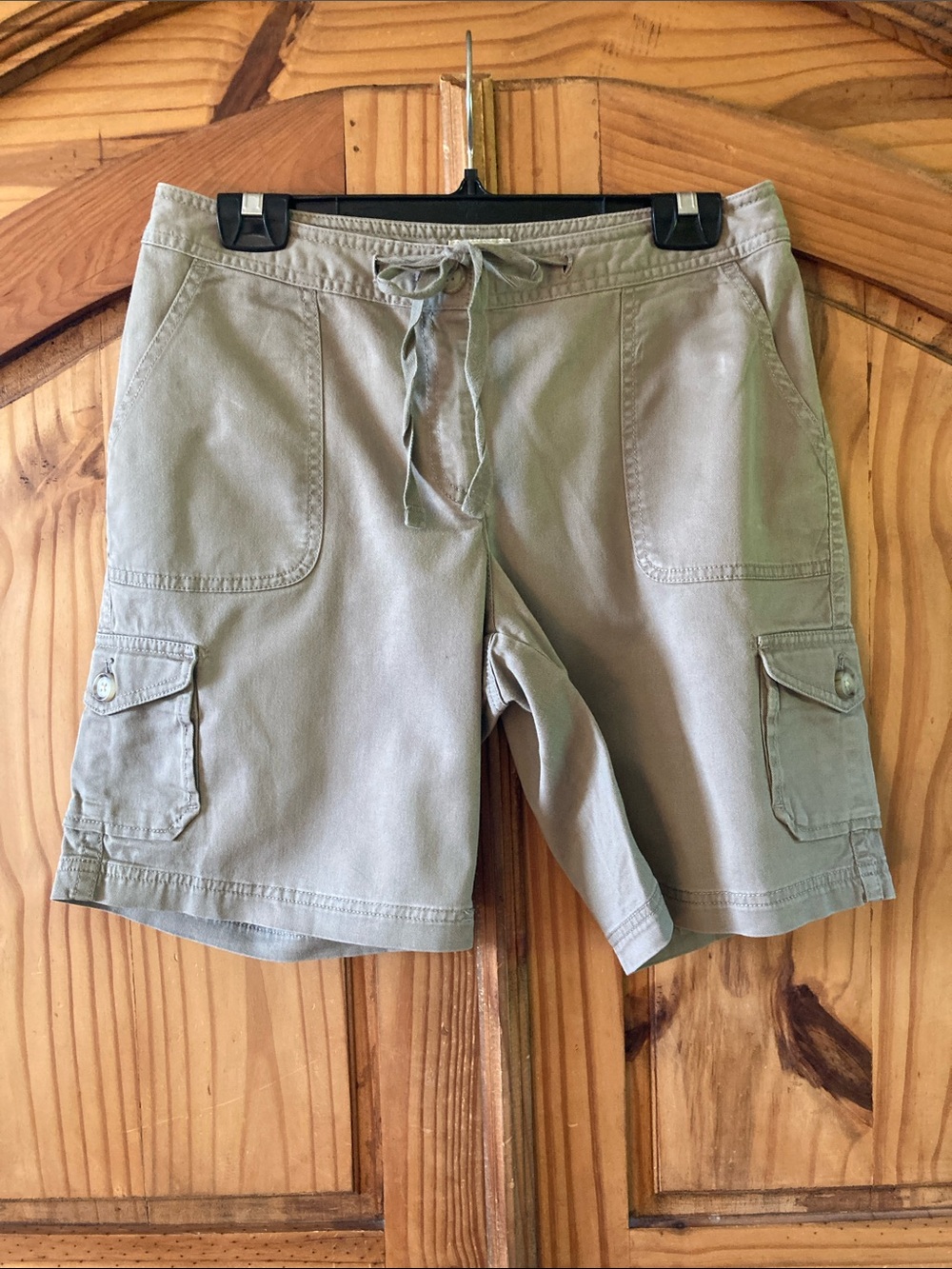 Women's LL Bean tan green cute chino cargo shorts size 8